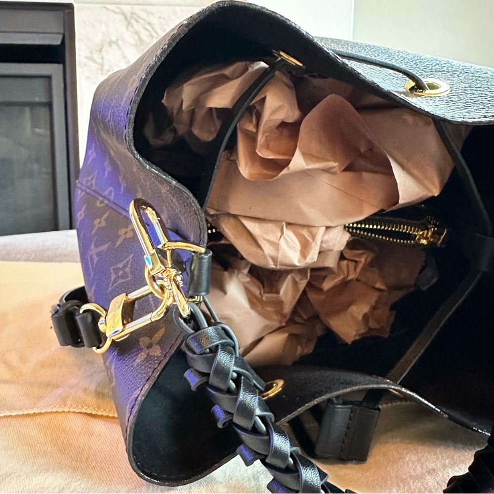 Louis Vuitton NeoNoe MM Monogram in Black - Picture 4 of 10